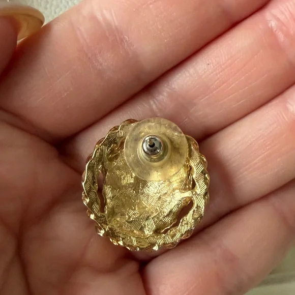 Vintage Gold Lion Head Earrings - Picture 4 of 5